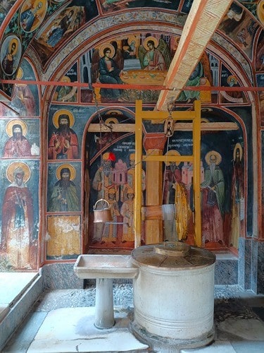 Колодец в монастыре Дохиар